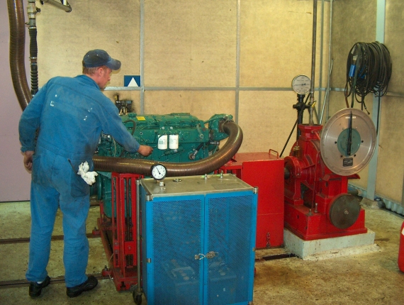 Joakim förbereder provkörning av en dieselmotor